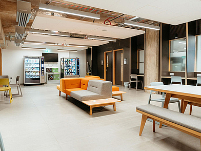 Aufenthaltsraum beim Sprachaufenthalt in London mit modernen Sitzmöglichkeiten und Automaten.