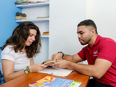 Einzelunterricht an der Sprachschule ECOS Cartagena, Studentin und Lehrer vertiefen Spanischkenntnisse in persönlicher Lernatmosphäre.