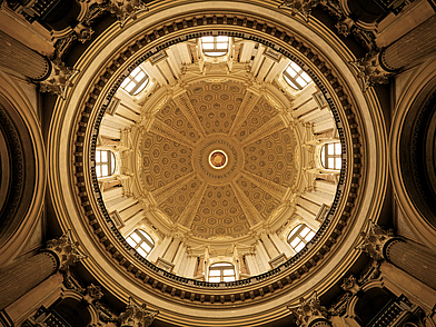 Eindrucksvolle Kirchenkuppel im Barockstil in der Altstadt von Turin – kulturelle Highlights entdecken auf einer Sprachreise Turin.