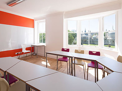 Klassenzimmer der Sprachschule in Brighton mit Blick auf den Royal Pavilion