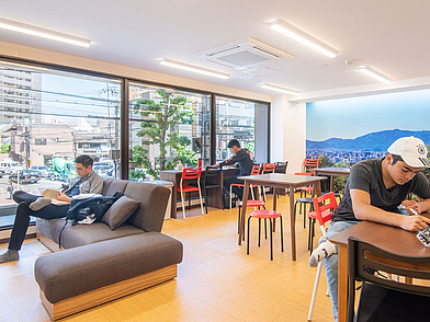 Helle Lounge der Sprachschule Kyoto – Treffpunkt für Sprachschüler