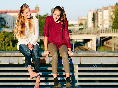 Zwei Teilnehmerinnen entspannen sich gemeinsam in der Stadt während ihrer Freizeit