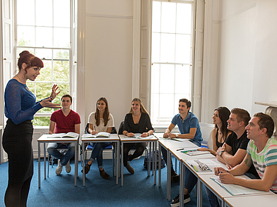Englischkurs an der Kaplan Sprachschule Dublin mit engagierten Lehrkräften und Sprachschülern