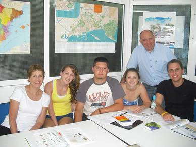 Sprachukrsteilnehmer mit Lehrer, Spanisch Sprachschule Alicante Spanien