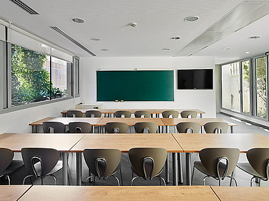 Modernes Klassenzimmer der Expanish Sprachschule Barcelona für Schüler-Sprachreisen mit großen Fenstern und ergonomischen Sitzplätzen