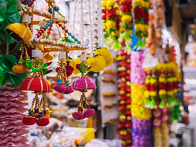 Bunte traditionelle Dekorationen auf einem Markt in Neu-Delhi – kulturelle Eindrücke während einer Englisch Sprachreise in Indien.