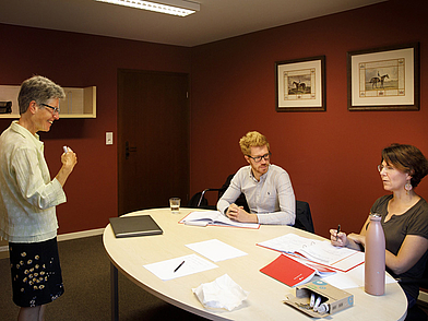 Effizienter Kleingruppenunterricht für maßgeschneiderte Business-Englisch-Trainings auf hohem Niveau