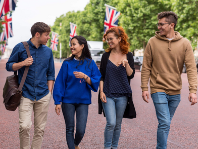Sprachschüler der Bayswater London Sprachschule erkunden gemeinsam London bei einem Stadtrundgang