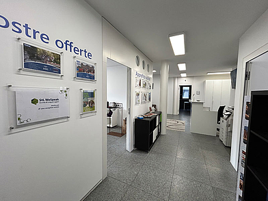Empfangsbereich der Sprachschule StL WeSpeak in Lugano mit Infos zu Italienischkursen
