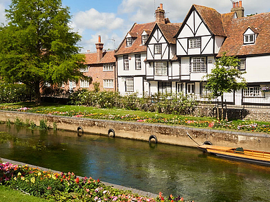 Typische Fachwerkhäuser am Fluss in Canterbury, eine idyllische Umgebung für deine Englisch Sprachreise