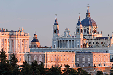 Blick auf die Almudena Kathedrale in Madrid bei Sonnenuntergang während einer Sprachreise in Spanien.