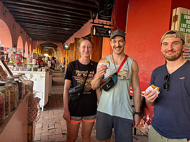 Sprachschüler beim Entdecken des lokalen Marktes in Cartagena, kombiniert mit praxisnahen Spanischübungen und kulturellem Eintauchen.