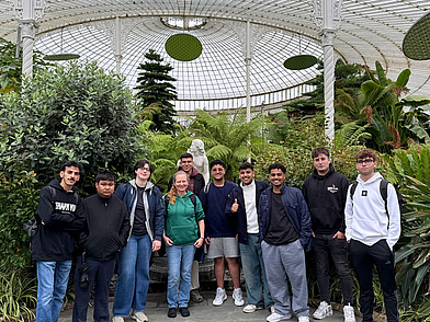Sprachschüler Englisch Sprachschule bei Ausflug im Botanischen Garten Glasgow