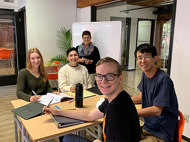 Internationale Sprachschüler im Englischkurs an der Sprachschule in Vancouver während einer Sprachreise