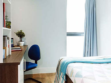 Studentenzimmer in der Residenz in Bournemouth mit Bett und Lernbereich