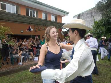 Tanzunterricht im Garten der Spanisch Sprachschule San José
