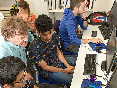 Computerraum für Sprachschüler – Moderne Ausstattung für digitale Übungen und Sprachprogramme. Keywords