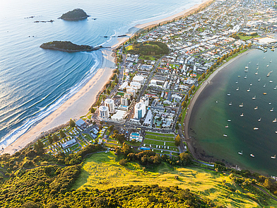 Luftaufnahme von Mount Maunganui mit Stränden und Segelbooten – Englisch lernen in Neuseelands schönster Küstenstadt