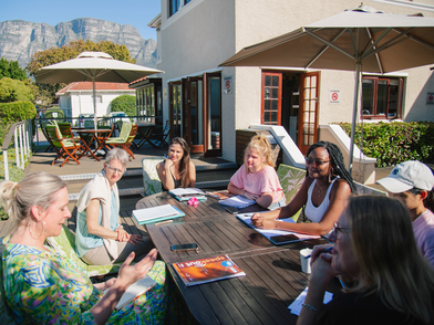 Sprachunterricht auf der sonnigen Terrasse der Schule in Kapstadt mit Blick auf die umliegende Natur.