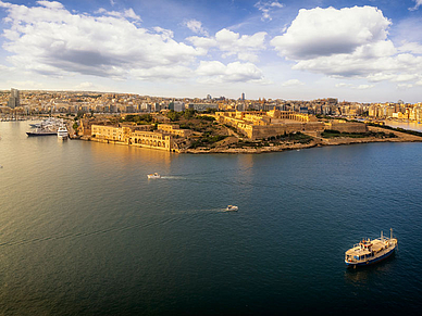 Panoramaaufnahme der Halbinsel mit Festungsanlage vor Sliema auf Malta – Aussichtspunkt während der Sprachreise