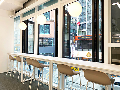 Heller Lounge-Bereich der Lexis Sprachschule in Seoul mit Blick auf die Stadt – ideal zum Lernen und Pausieren.