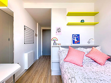 Helles, modern eingerichtetes Schlafzimmer in der Residenz in Dublin mit Bett und Stauraum