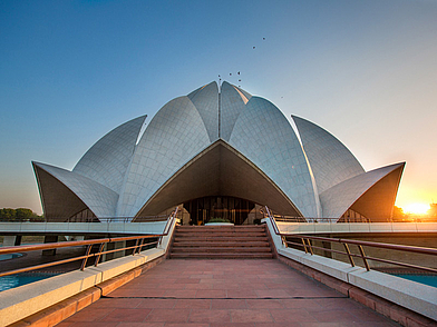 Das Lotus-Tempel-Gebäude in Neu-Delhi bei Sonnenuntergang – modernes Wahrzeichen für Teilnehmer einer Englisch Sprachreise in Indien.