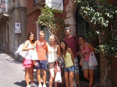 Schüler im Eingang der Italienisch Sprachschule Taormina