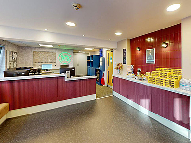 Empfangsbereich der Residenz iQ Grove in Edinburgh mit Service und Unterstützung