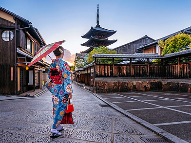 Traditionelles Kyoto: Frau im Kimono vor der Yasaka-Pagode – Japanische Kultur hautnah erleben bei einer Sprachreise