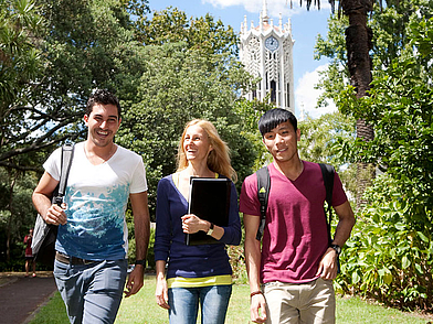 Sprachschüler gehen gemeinsam durch den Campus und genießen die Umgebung nach dem Unterricht
