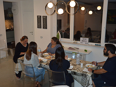 Sprachschüler beim gemeinsames Abendessen mit einer italienischen Gastfamilie.