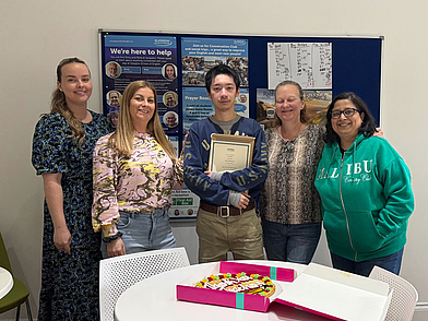 Sprachschüler erhält Zertifikat an der Glasgow School of English