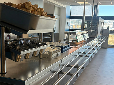 Essensausgabe im Campus Paul Augier für die Schüler Sprachferien in Nizza, Frankreich