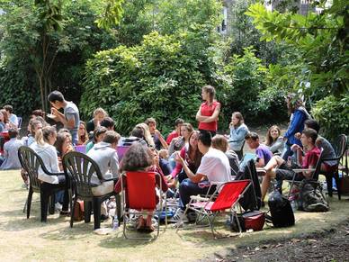 Mittagspause im Garten, Englisch Sprachschule London Hampstead