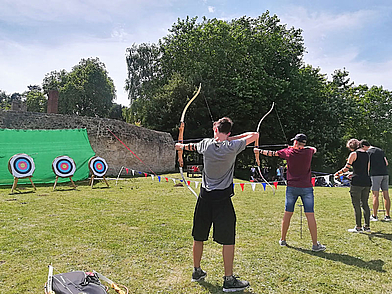 Freizeitaktivität Bogenschießen auf dem Campus in Oxford als Teil deiner Sprachreise und Englisch lernen im Ausland