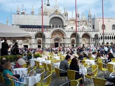 Café auf dem Markusplatz in Venedig, Italienisch Sprachreisen für Erwachsene