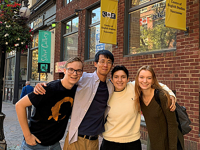 Sprachschüler vor der Sprachschule Centre of English Studies in Vancouver im Viertel Gastown