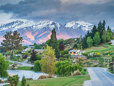 Blick auf Queenstown mit schneebedeckten Bergen im Hintergrund – Englisch lernen inmitten spektakulärer Landschaft