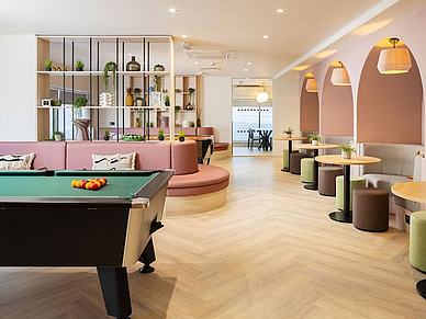 Gemeinschaftsraum der Residenz Byrom Point mit Billard und Sitzgelegenheiten