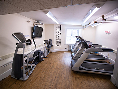 Fitnessraum der Sprachschule Kings Boston mit modernen Trainingsgeräten