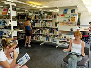 Schulbibliothek in Brest, Französisch Sprachreisen für Erwachsene