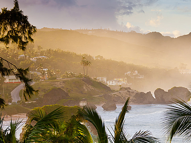 Felsküste an der Südküste von Barbados im goldenen Licht – Sprachreise nach Barbados mit Natur- und Kulturerlebnis