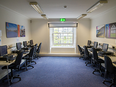 Moderner Computerraum in der Kaplan Sprachschule Dublin für Sprachreisende