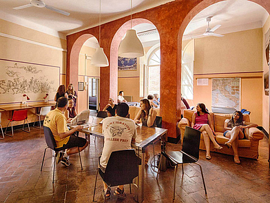 Aufenthaltsraum der Sprachschule Dante Alighieri in Siena – Treffpunkt für internationale Sprachschüler.