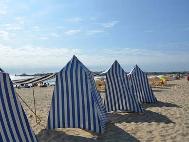 Diese gestreiften Strandzelte sind typisch für den Strand in Royan