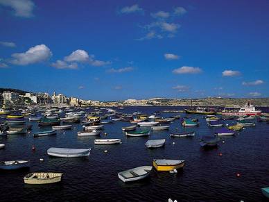 Maltesische Fischerboote, Englisch Sprachreisen für Erwachsene