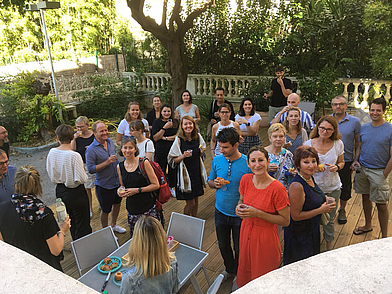 Sprachschüler der Französisch Sprachschule in Nizza bei gemeinsamer Aktivität im Garten