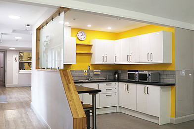 Moderne Gemeinschaftsküche in der Unterkunft, geeignet für die Selbstverpflegung während deiner Sprachreise Englisch