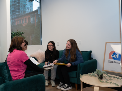 Schüler der CEL Vancouver Sprachschule beim gemeinsamen Lernen im gemütlichen Lounge-Bereich